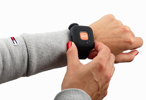 Přívěšek pro tísňovou péči s GPS